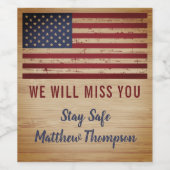 Militaire soldaat die de Amerikaanse vlag afvoert Wijn Etiket (Enkel label)