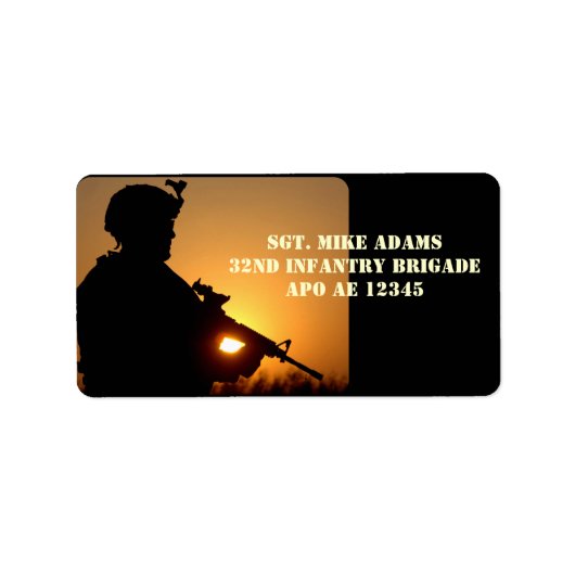 Militaire soldaat met geweer bij zonsondergang etiket (Voorkant)