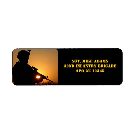 Militaire soldaat met geweer bij zonsondergang etiket (Voorkant)