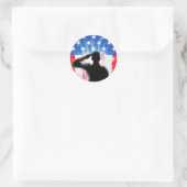 Militaire soldaat van de Amerikaanse vlag salueren Ronde Sticker (Tas)