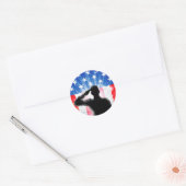 Militaire soldaat van de Amerikaanse vlag salueren Ronde Sticker (Envelop)