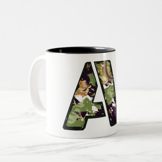 Militaire stijlaanduiding van een tweekleurige koffiemok (Voorkant links)