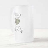 Militaire vader Mijn Hero draagt Camo Fathers Dag  Matglas Bierpul (Voorkant links)