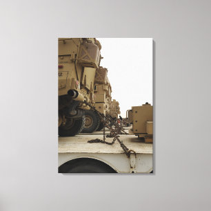 Militaire voertuigen zijn vergrendeld op een vrach canvas afdruk