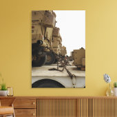 Militaire voertuigen zijn vergrendeld op een vrach canvas afdruk (Insitu (Woonkamer))