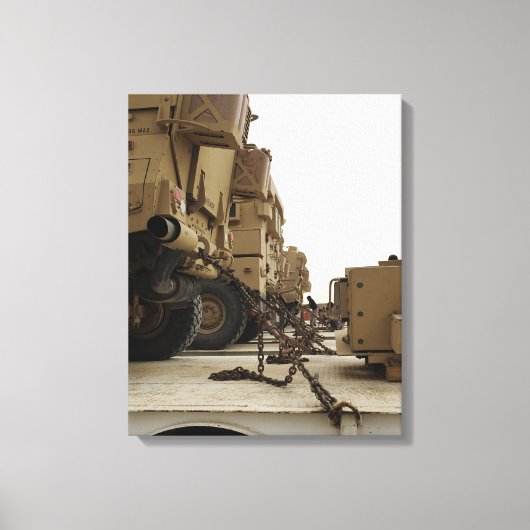 Militaire voertuigen zijn vergrendeld op een vrach canvas afdruk (Voorkant)