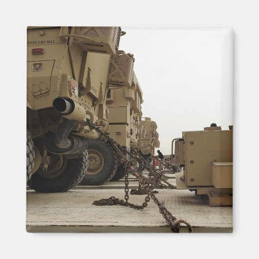 Militaire voertuigen zijn vergrendeld op een vrach magneet (Voorkant)