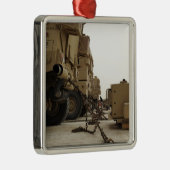 Militaire voertuigen zijn vergrendeld op een vrach metalen ornament (Rechts)