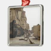 Militaire voertuigen zijn vergrendeld op een vrach metalen ornament (Links)