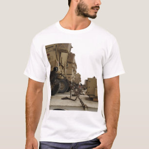 Militaire voertuigen zijn vergrendeld op een vrach t-shirt