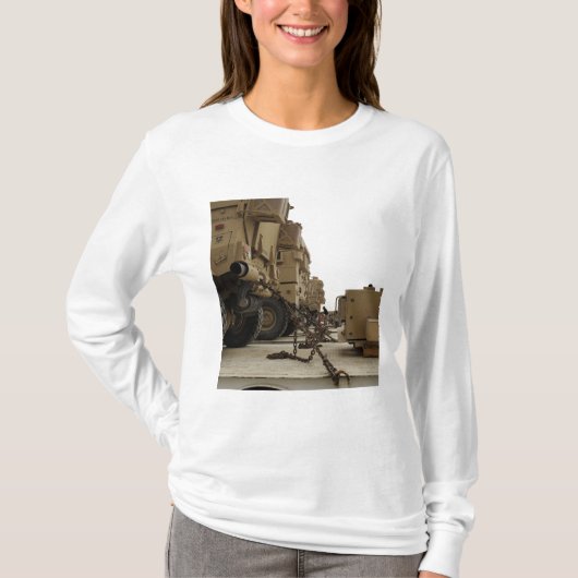 Militaire voertuigen zijn vergrendeld op een vrach t-shirt (Voorkant)