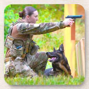 MILITAIRE WERKHOND VS BIER ONDERZETTER
