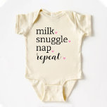 Milk Snuggle Nap Herhaal Grappig Minimalist Romper<br><div class="desc">Dit Shirt heeft een Funny Minimalist Text design zegt Milk Snuggle Nap Repeat. Beste Baby aankondiging fotoshoot prop.</div>