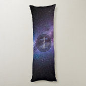 Milky way bright covu personalizable monogram lichaamskussen (Achterkant (Verticaal))