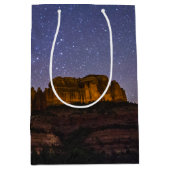 Milky Way Galaxy Over Cathedral Rock, Arizona Medium Cadeauzakje (Voorkant)