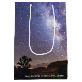 Milky Way Galaxy Over Cathedral Rock, Arizona Medium Cadeauzakje (Achterkant)