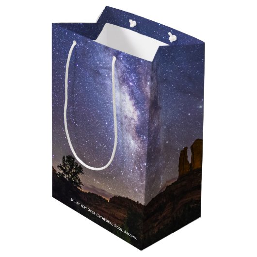 Milky Way Galaxy Over Cathedral Rock, Arizona Medium Cadeauzakje (Achterkant Gekanteld)