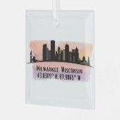Milwaukee City Skyline Latitude en Longitude Glas Ornament (Voorkant links)