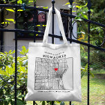 Milwaukee Love Locator | Stadsplattegrond Bruiloft Tote Bag<br><div class="desc">Een leuke canvas tas voor een bruiloft of een andere gelegenheid die plaatsvindt in de prachtige stad Milwaukee, Minnesota. Dit tas beschikt over een overhead kaart van het centrum van de stad in een zwart omzoomde boxteler. Op de top zit een korte welkomstgroet en de naam van de stad. Aan...</div>