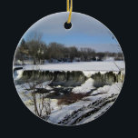 Milwaukee River, West Bend, Wisconsin Keramisch Ornament<br><div class="desc">Uitzicht van de Milwaukee in West Bend,  Wisconsin. Terwijl ze een bezoek brachten aan de familie,  namen ze ons mee om te zien wat ze 'de Herfsten' noemden in West Bend. De rivier was erg  met alle sneeuw. Foto genomen in januari 2009.</div>