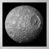 Mimas de maan van Saturnus van Cassini-ruimtevaart Poster (Voorkant)