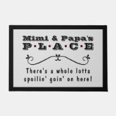 Mimi & Papa's Place Whole Lotta Spoilin' Goin' On Deurmat (Voorkant)