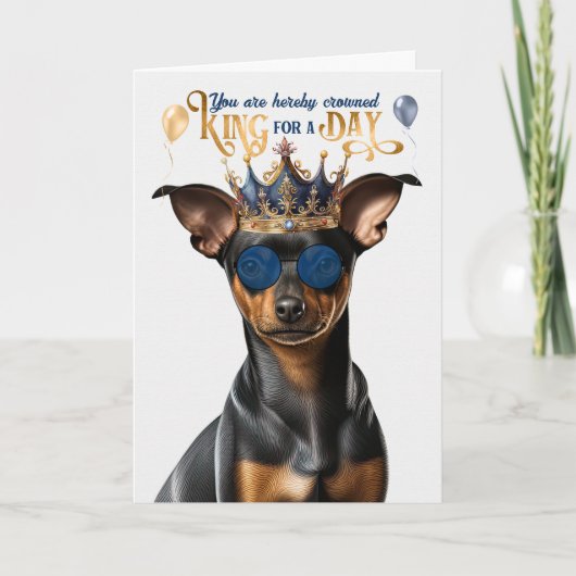 Min Pin Funny Dog King voor Dag Funny Birthday Kaart (Voorkant)