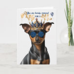 Min Pin Funny Dog King voor Dag Funny Birthday Kaart<br><div class="desc">Stuur de perfecte verjaardagskaart naar het man in je leven waarvan de beste vriend een Min Pin hond is en hij zal zeker een goede lach krijgen.</div>