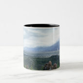 Minas Tirith in Uitzicht Tweekleurige Koffiemok (Center)