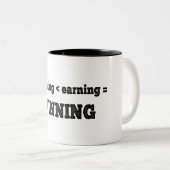 Minder dan verdienen wordt gewonnen tweekleurige koffiemok (Voorkant rechts)