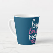 Minder drama meer Yoga Karma Gezegden ontwerp Latte Mok (Linkerhoek)