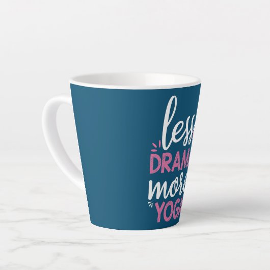 Minder drama meer Yoga Karma Gezegden ontwerp Latte Mok (Linkerhoek)