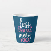Minder drama meer Yoga Karma Gezegden ontwerp Latte Mok (Voorkant)