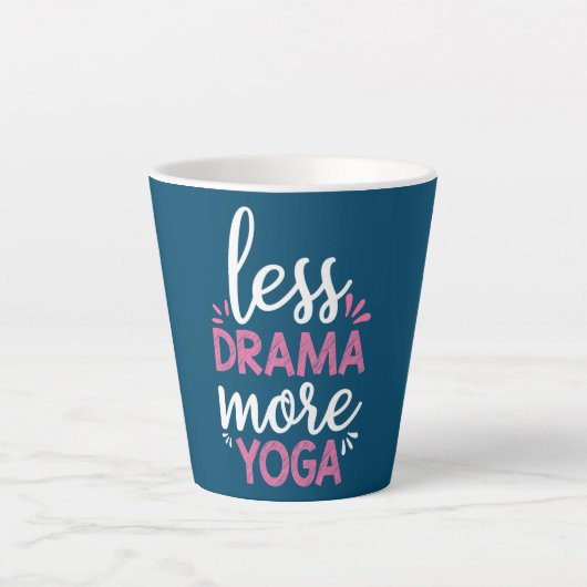 Minder drama meer Yoga Karma Gezegden ontwerp Latte Mok (Voorkant)