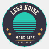 Minder geluid, meer leven – Retro Sticker Design (Voorkant)