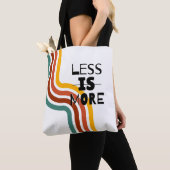 'Minder is Meer' Retro-Gestreepte Minimalist Tote Bag (Dichtbij)
