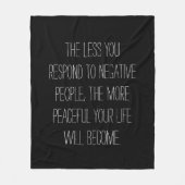 Minder je reageert op negatieve mensen Citaat | Zw Fleece Deken (Voorkant)