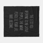 Minder je reageert op negatieve mensen Citaat | Zw Fleece Deken (Voorkant (Horizontaal))