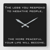 Minder je reageert op negatieve mensen Citaat | Zw Vierkante Klok (Voorkant)