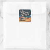 Minder scrollen, meer leven vierkante sticker (Tas)