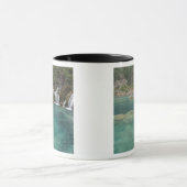 Minerale afzettingen zorgen voor watervallen en wa mok (Midden)