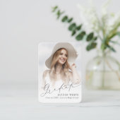 Mini Modern Chic Script Foto Afstuderen Uitnodigen Informatiekaartje (Staand voorkant)