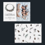 Mini Zwart Winter Krans Vrolijk Kerstfeest Foto Notitiekaartje<br><div class="desc">Introductie van de Mini Black Winter Wreath Merry Christmas Photo Note Kaart! Deze eenvoudige maar elegante vakantie 3.5x2.5 kaart is perfect voor het verspreiden van vrolijkheid dit seizoen. Met rechts uw favoriete verticale (portret)oriëntatiefoto en een handbeschilderde waterverf krans versierd met botanische elementen zoals dennenappels en bessen, zal het iedereen die...</div>