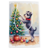 Miniature Schnauzer Decorating Christmas Tree Dog Medium Cadeauzakje (Voorkant)