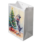 Miniature Schnauzer Decorating Christmas Tree Dog Medium Cadeauzakje (Achterkant Gekanteld)
