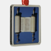 Miniature Torah Scroll, 1765 Metalen Ornament (Rechts)