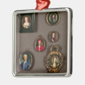 Miniaturen van LtoR, TtoB: Frances Teresa Stuart, Metalen Ornament (Links)