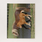 Miniatuur Mare en Foal Walking By Lake Legpuzzel (Verticaal)