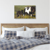Miniatuur Mare & Foal in de bloemen Canvas Afdruk (Insitu (Slaapkamer))