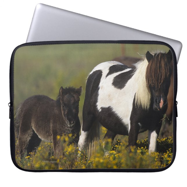 Miniatuur Mare & Foal in de bloemen Laptop Sleeve (Voorkant)